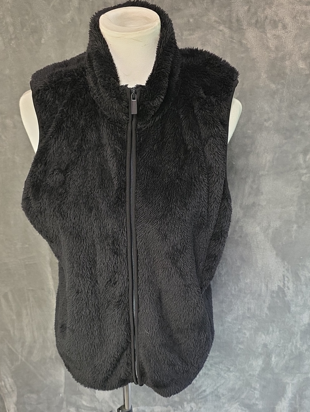 croft & barrow Black Plush Zip-Up Vest With Pockets.